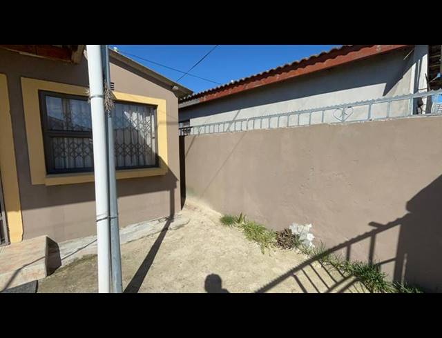 2 BEDROOM HOUSE FOR SALE IN KHAYA
